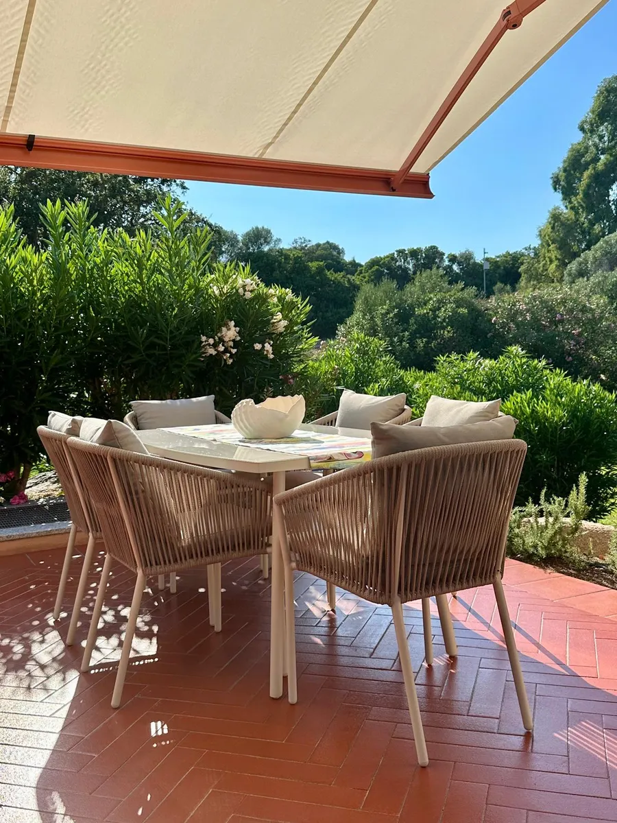Patio sul giardino con tenda ombreggiante